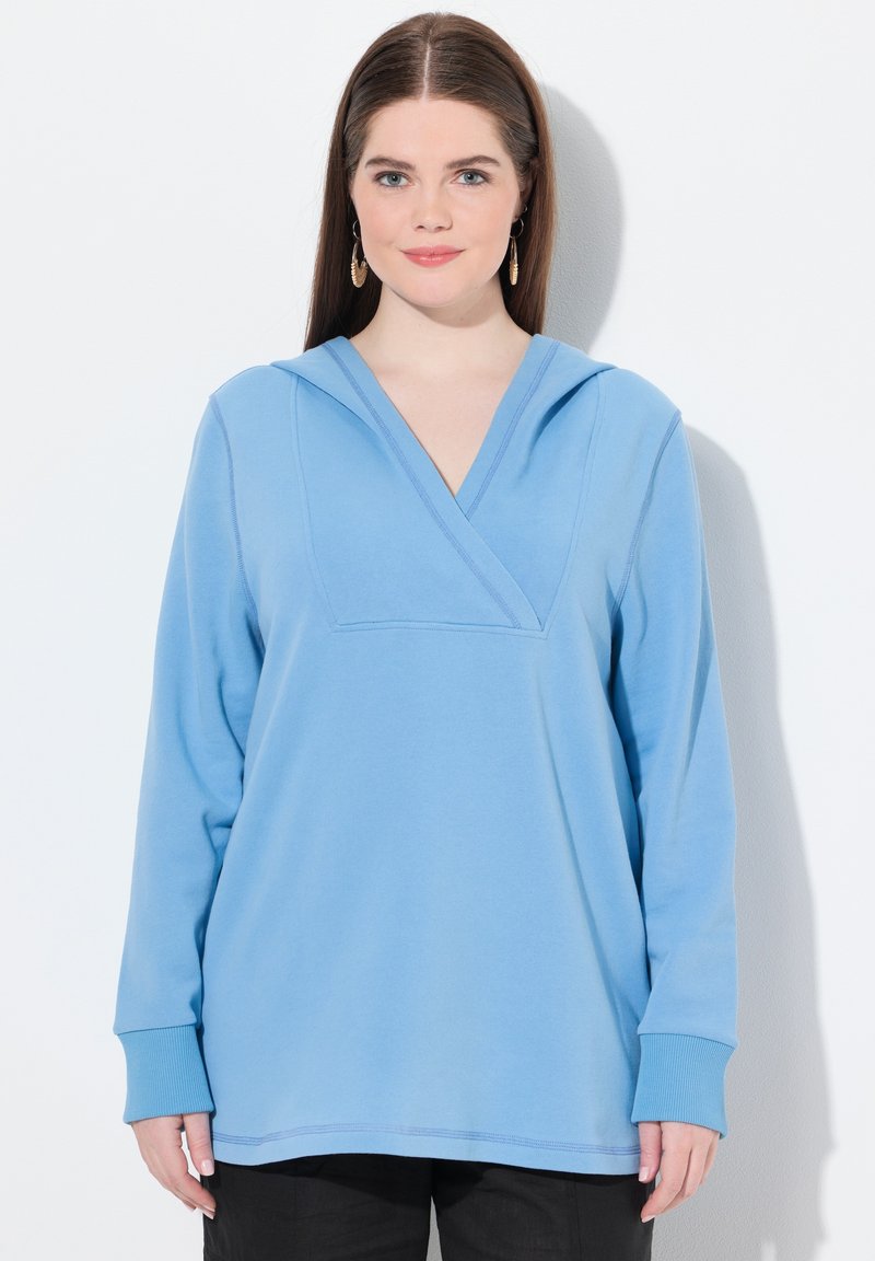 Světle modrá mikina s kapucí a designem do V, dlouhými rukávy, žebrovanými manžetami a měkkou texturou. Bez vzorů nebo kovových detailů.