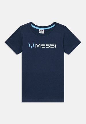 Námornícky modré bavlnené tričko s krátkymi rukávmi, okrúhlym výstrihom a bielym logom "MESSi" na prednej strane, ktoré má jemné modré akcenty.