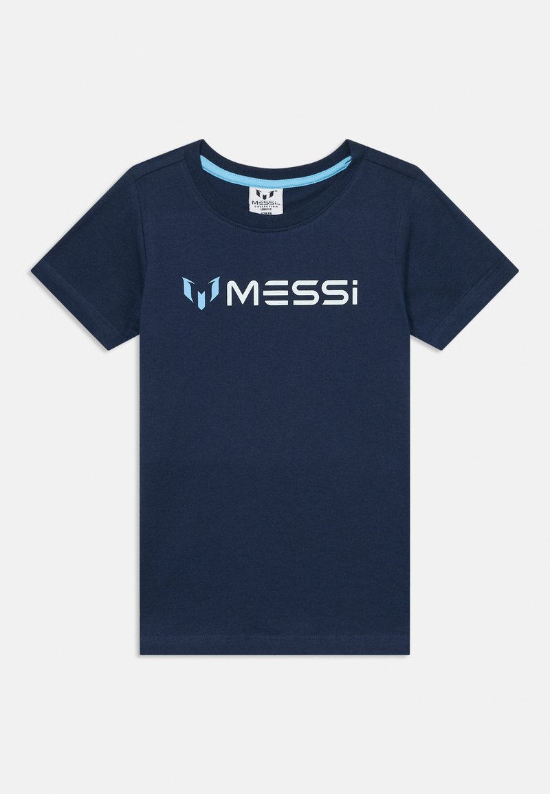 Camiseta de algodón azul marino con mangas cortas, cuello redondo y un logo blanco "MESSi" en el frente con sutiles acentos azules.