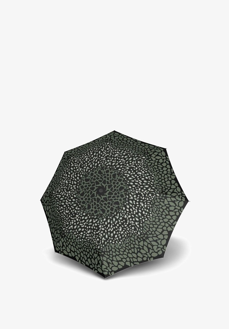 Ombrello ottagonale con un motivo verde scuro e nero che ricorda delle pietre, con una superficie liscia e un bottone centrale nero.