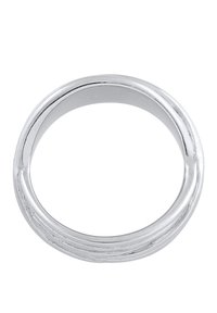 Poleret sølvring med en glat, cirkulær form. Har to subtile riller omkring bæltet for ekstra tekstur og detaljer.