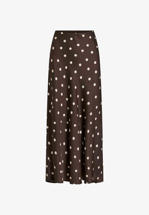Brązowa długa spódnica w groszki z gładkiej tkaniny, o zwiewnym kroju, z elastycznym paskiem w talii i równomiernie rozmieszczonymi dużymi białymi kropkami.