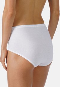 Mutande alte in cotone bianco, con una texture liscia, un elastico in vita e senza motivi o design visibili.