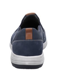 Mørkeblå sneakers med en glat ruskindsoverflade, en brun læderdetalje ved hælen og en hvid gummi-sål med en struktureret finish.