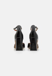 ÁNGEL ALARCÓN Classic heels - black