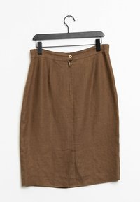 Hnědá tužková sukně po kolena vyrobená z lněné tkaniny. Obsahuje přední zip, jedno knoflíkové zapínání a rozparek na zadním lemu.