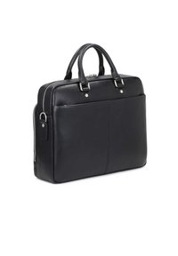 Mustassa nahkassa oleva kannettavan tietokoneen laukku, jossa on kaksi kahvaa, etutasku, hopeiset yksityiskohdat ja vetoketjukiinnitys; siinä on sileä pinta ja jämäkkä muoto.