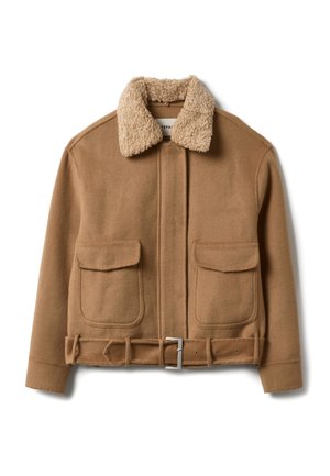 Chaqueta de lana color beige con cierre de botones, cuello de piel, dos bolsillos frontales y cintura con cinturón. Textura suave y ajuste estructurado.