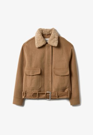 Beiger Wollmantel mit Knopfleiste, Schaffellkragen, zwei Vordertaschen und taillenbetontem Gürtel. Glatte Textur und strukturierte Passform.