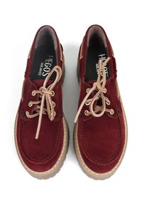 Zamszowe bordowe buty z jasnobrązowymi sznurowadłami, złotymi oczkami i teksturowaną beżową gumową podeszwą. Okrągły kształt z niskim profilem i przeszytymi detalami.