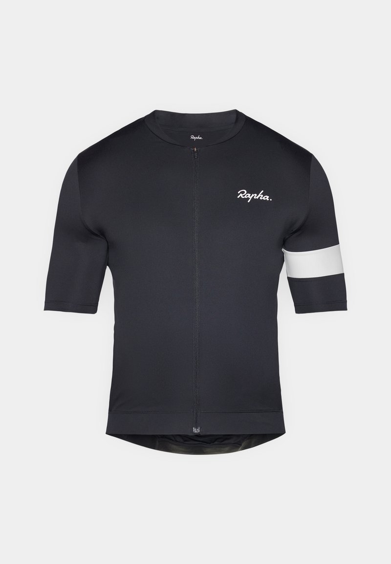 Jersey de ciclismo negro de manga corta, con cremallera completa y una franja blanca en el brazo izquierdo. Textura de tela suave, diseño ajustado.