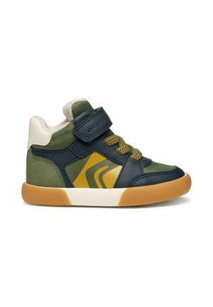 Baskets montantes vertes et marine avec une bande velcro, panneaux en cuir texturé et en maille, accents jaunes et semelle en caoutchouc.