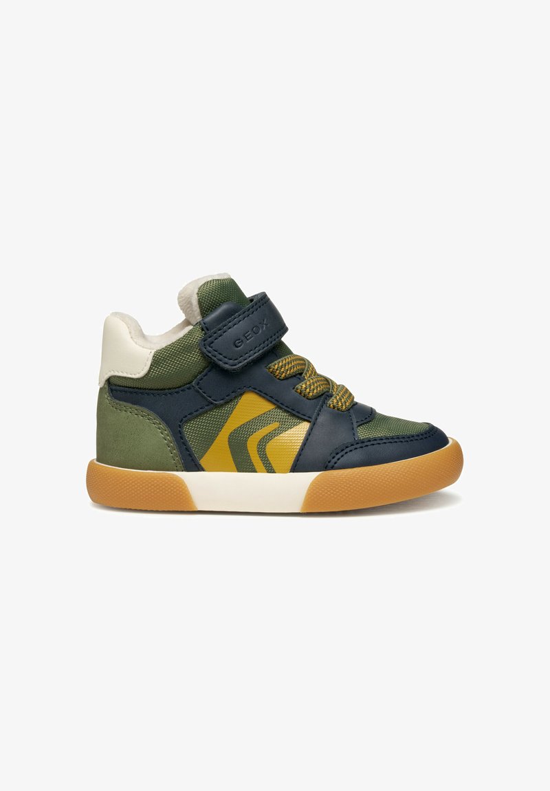 Sneaker alte verde e blu navy con cinturino in velcro, pannelli in pelle testurizzata e mesh, dettagli gialli e suola in gomma.