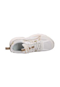 Scarpa da ginnastica bianca con accenti dorati, materiali in mesh e sintetici, suola texturizzata, punta arrotondata e lacci a contrasto.
