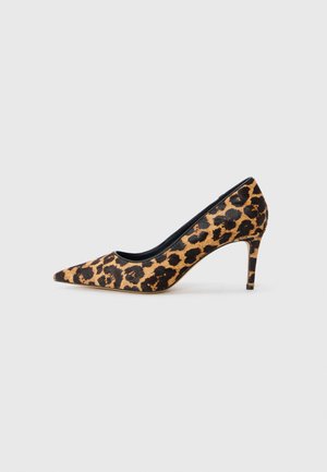 Leopardmønstret høyhælte pumper med spiss tå, stoffmateriale, svart kanting og slank hæl. Overdelen har et strukturert mønster.