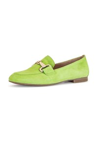 Groene suède loafers met een ronde neus, voorzien van een goudkleurig hardwareaccent en een lage bruine zool. Overal een gladde textuur.