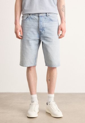 Lichtblauwe denim shorts met een rechte snit en een zoom die boven de knie komt, voorzien van vijf zakken en riemlussen.