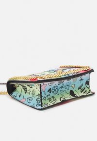 Mehrfarbige Kunstleder-Handtasche mit Kettenriemen, versehen mit grafischen Mustern von Herzen, Blumen und spielerischen Kritzeleien auf einem Farbverlauf-Hintergrund.