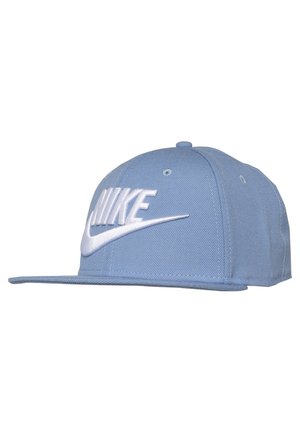 Casquette Nike bleu clair avec visière plate et logo Nike blanc brodé ainsi que le swoosh sur le panneau avant.
