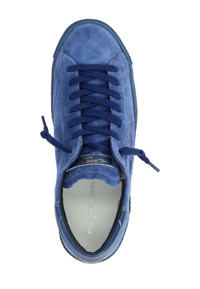 Sneaker blu in suede con una superficie texturizzata, punta rotonda, lacci piatti e suola in gomma. L'interno presenta una soletta con marchio.