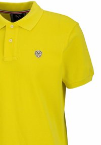 Geel poloshirt met een gestructureerde weefsel, drie knopen bij de kraag, en een klein schildlogo met "1969" en "Italia" op de borst.