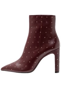 Bordová kožená kotníková bota s špičatou špičkou, středním stiletto podpatkem a malými zlatými kovovými nýty rovnoměrně pokrývajícími povrch.