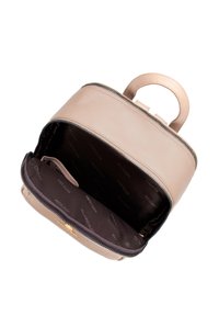 Béžový kožený batoh se zipem, s horním držadlem a tmavě hnědou podšívkou s potiskem loga. Hladká textura.