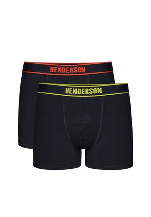 Dwie pary czarnych bokser z napisem „HENDERSON” na elastycznych pasach, jedna z czerwonym obramowaniem, druga z żółto-zielonym.