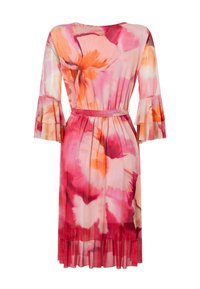 Roze jurk met bloemmotieven en bell mouwen, met een gebloemde taille en een geplooide zoom. Gemaakt van lichtgewicht, doorschijnende stof met levendige patronen.