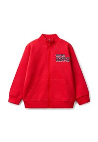 Giacca rossa con zip in tessuto morbido, colletto alto, due tasche frontali e la scritta "UNITED COLORS OF BENETTON" stampata sul petto.