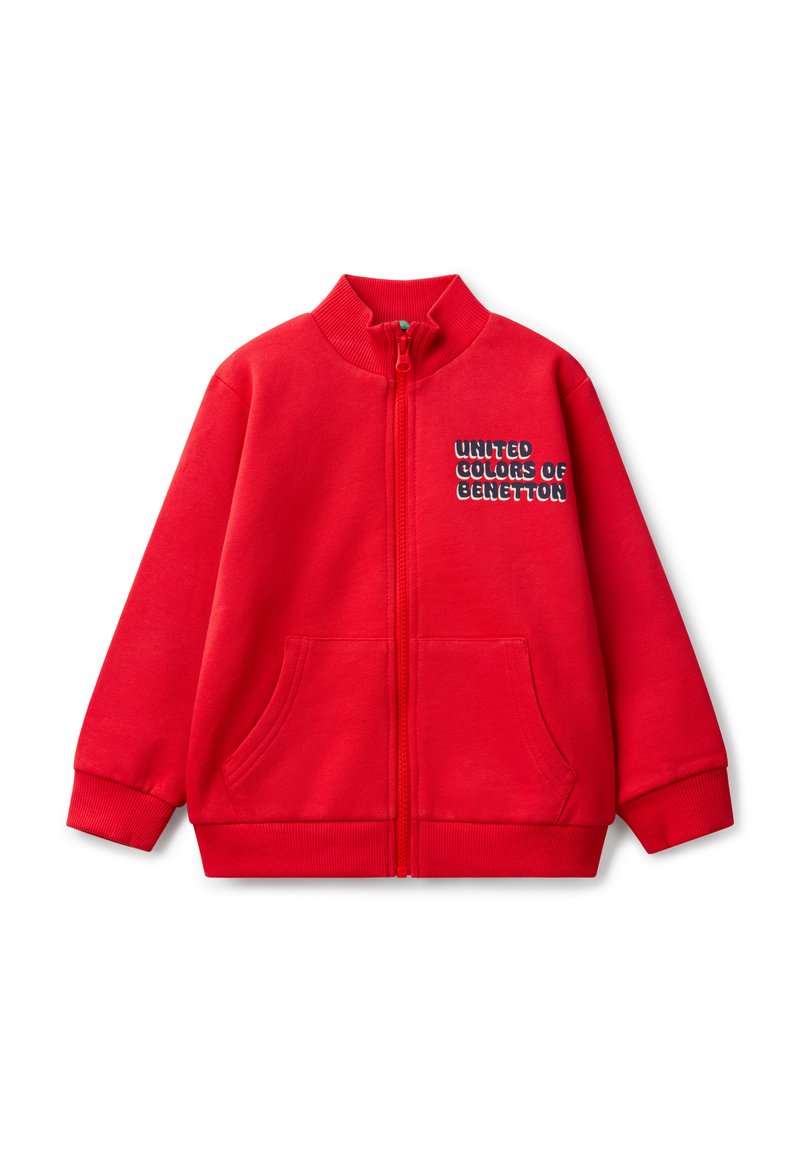Giacca rossa con zip in tessuto morbido, colletto alto, due tasche frontali e la scritta "UNITED COLORS OF BENETTON" stampata sul petto.