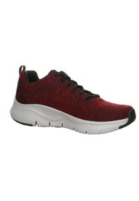 Scarpa sportiva rossa intrecciata con accenti neri, suola bianca con motivo circolare e lacci neri. Presenta un collo imbottito e un linguetta di trazione.