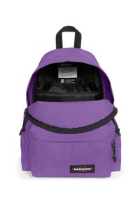 Zaino viola realizzato in materiale resistente, dotato di una tasca frontale, cerniere nere e una toppa con il logo. L'interno è nero e spazioso.