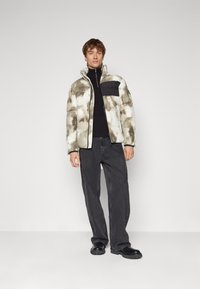 Calvin Klein CRINKLE JACKET - Zimní bunda - camo