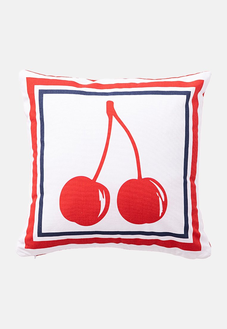 Coussin carré rouge et blanc mettant en avant deux cerises rouges, entourées d'un contour marine, avec une bordure décorative. Fabriqué en tissu avec une texture lisse.