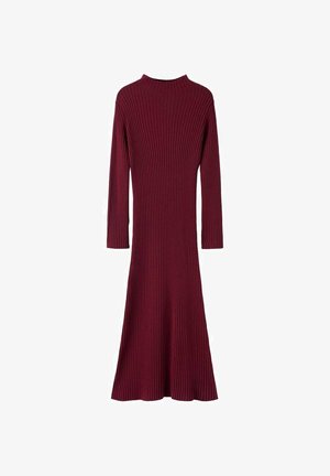 Bordeauxfarbenes, geripptes Strickkleid mit hohem Ausschnitt und langen Ärmeln, das sanft von der Taille bis zum Saum ausgestellt ist. Glatte Textur.