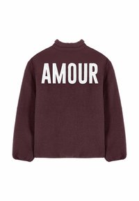 Veste en polaire bordeaux avec col montant, ornée du mot "AMOUR" brodé en blanc dans le dos. Tissu doux et texturé.