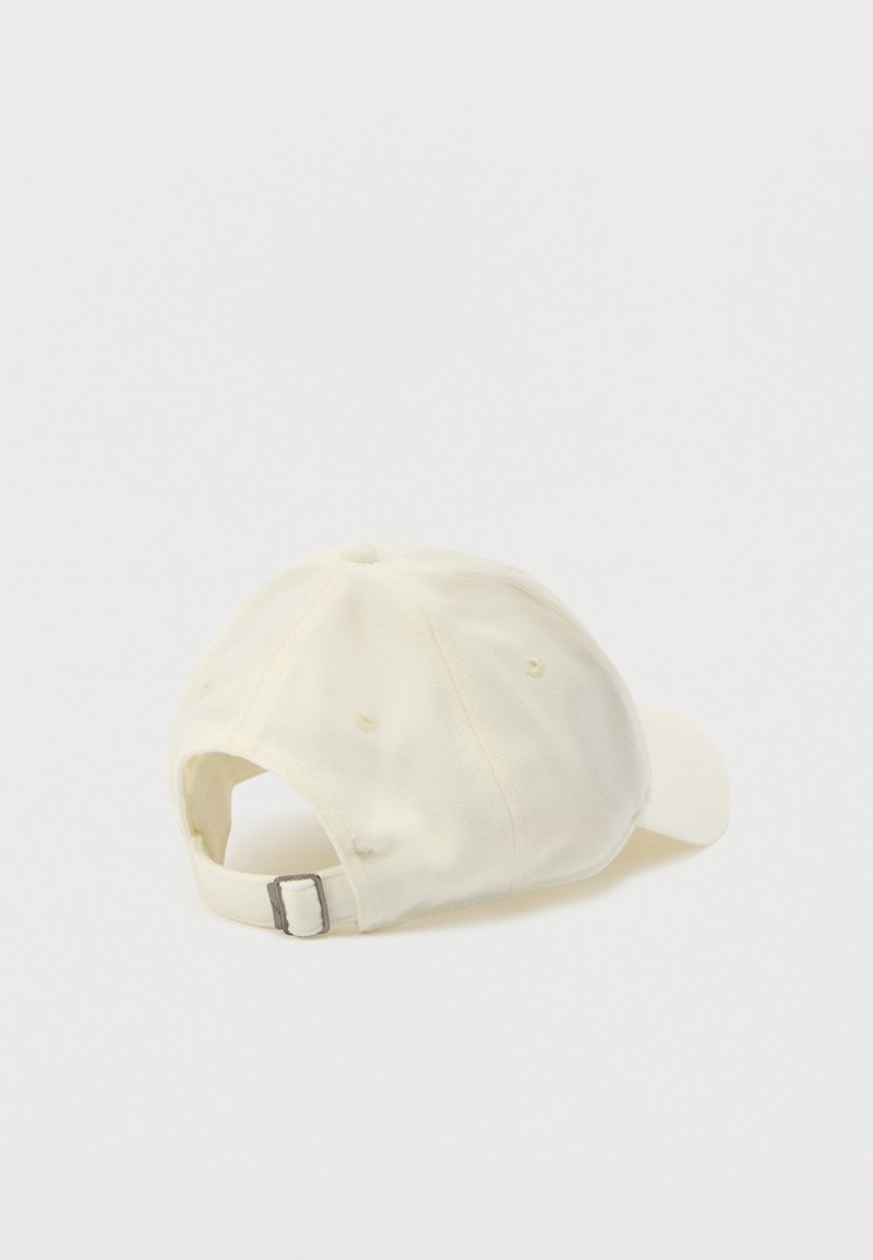 Cappellino da baseball in cotone color avorio con chiusura a fibbia metallica, mostrato da dietro su sfondo bianco.