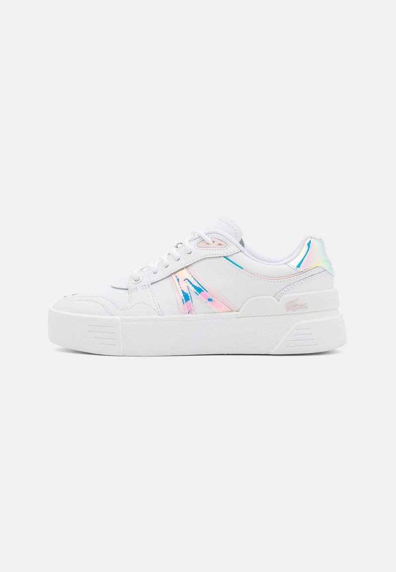 Baskets basses blanches avec une semelle épaisse et des accents irisés bleu pastel et rose sur le côté et le talon.