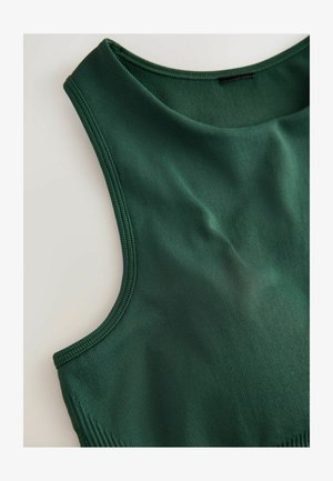 Grünes ärmelloses Top aus geripptem Stoff, mit rundem Ausschnitt und glatter Textur, sauber vernäht an den Rändern.