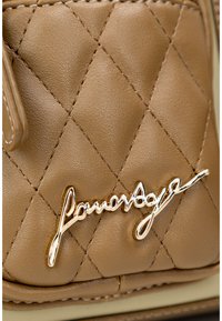 Borsa a tracolla in ecopelle color marrone con un accento del logo in tonalità oro lucido. La superficie testurizzata include dettagli di cuciture a motivo diamante.