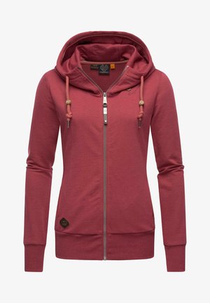 Czerwony sweatshirt z kapturem na zamku błyskawicznym. Posiada akcenty w postaci sznurka, długie rękawy oraz kieszeń z przodu. Wykonany z miękkiej tkaniny bawełnianej.