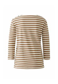 Lange mouw gestreepte top met afwisselend lichtbeige en bruine strepen, ronde halslijn en kleine knoopdetails op de schouder.