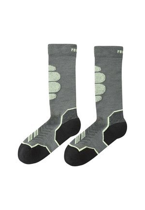 Graue Socken mit einem gerippten Rand, die hellgrüne Akzente und ein gemustertes Design am Schaft aufweisen. Verstärkter Bereich an Zehen und Ferse in Schwarz.