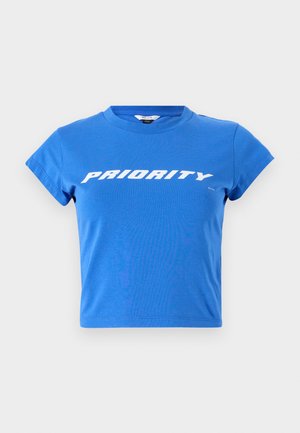 Blå bomulls kortermet t-skjorte med rund hals og korte ermer, med "PRIORITY" trykt i fet hvit tekst over brystet.