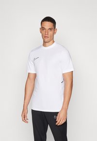 Hvit kortermet atletisk skjorte med rund hals og svart Nike-logo. Har et slankt, glatt stoff med sidepaneldetaljer.