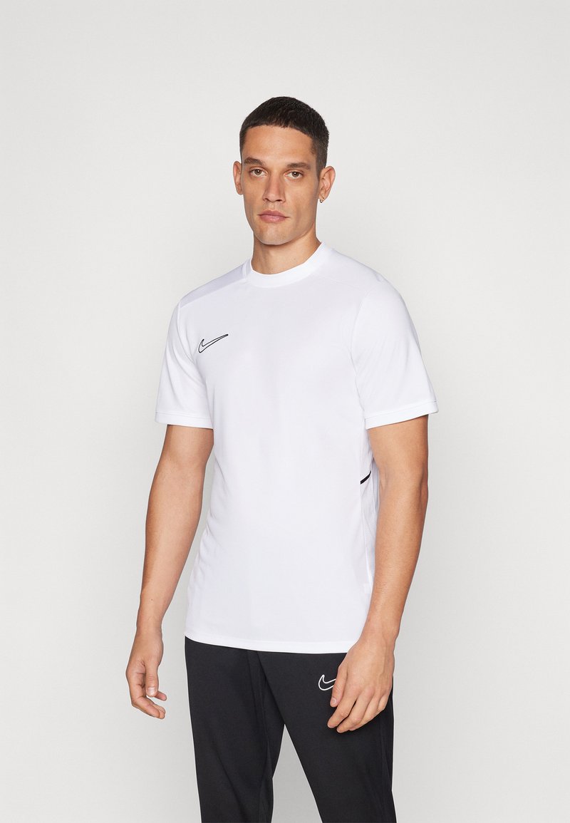 Hvit kortermet atletisk skjorte med rund hals og svart Nike-logo. Har et slankt, glatt stoff med sidepaneldetaljer.