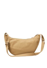 Borsa a spalla in nylon color sabbia con forma curva, tracolla regolabile e accessori metallici. Texture liscia, design minimalista. Chiusura con cerniera.