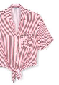 Camicia a maniche corte a righe verticali rosse e bianche con taschino sul petto e nodo sul fondo.