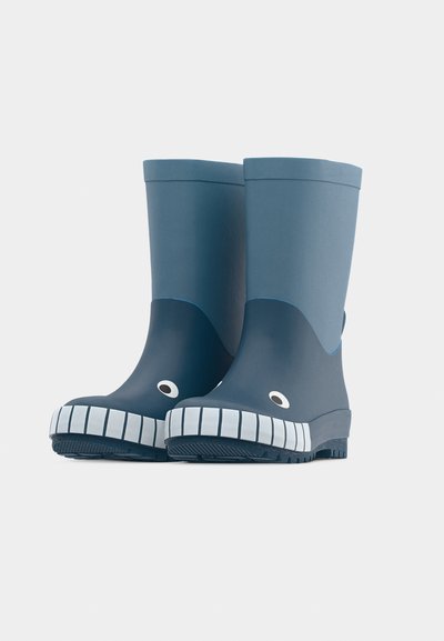 Λαστιχένιες βροχερές μπότες σε σκούρο μπλε με πιο ανοιχτό μπλε επάνω τμήμα. Διαθέτουν λευκές οριζόντιες ρίγες στο δάχτυλο και κυκλικά μάτια για λεπτομέρεια.
